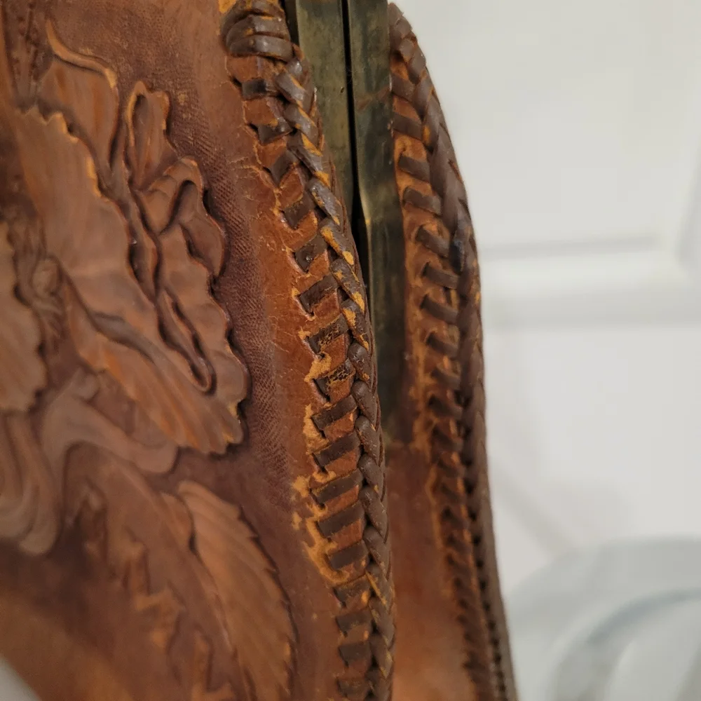 VINTAGE LEATHER HAND TOOLED PURSE WITH SUEDE INTERIOR. BRASS HARDWARE - Picture 10 of 15